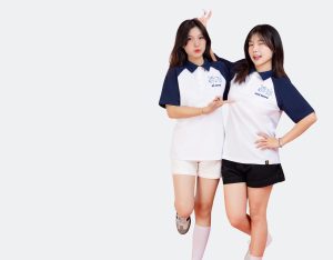 cặp bạn nữ mặc áo lớp mẫu áo thun raglan