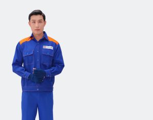 nhân viên cây xăng petrolimex mặc đồng phục bảo hộ xanh dương
