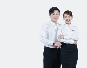 đôi nam nữ mặc đồng phục công sở quần tây và váy cùng áo sơ mi trắng