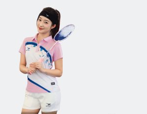 nữ mặc đồng phục cầu lông màu hồng cầm vợt cầu lông